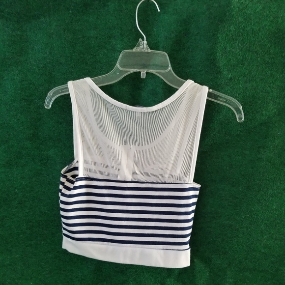 A zipper crop top perfect for u to wear in the sun - Picture 2 of 2